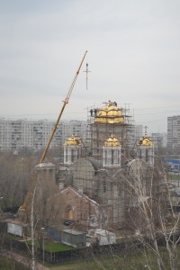 Воздвижение крестов на купола храма и колокольню.