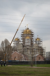 Воздвижение крестов на купола храма и колокольню.